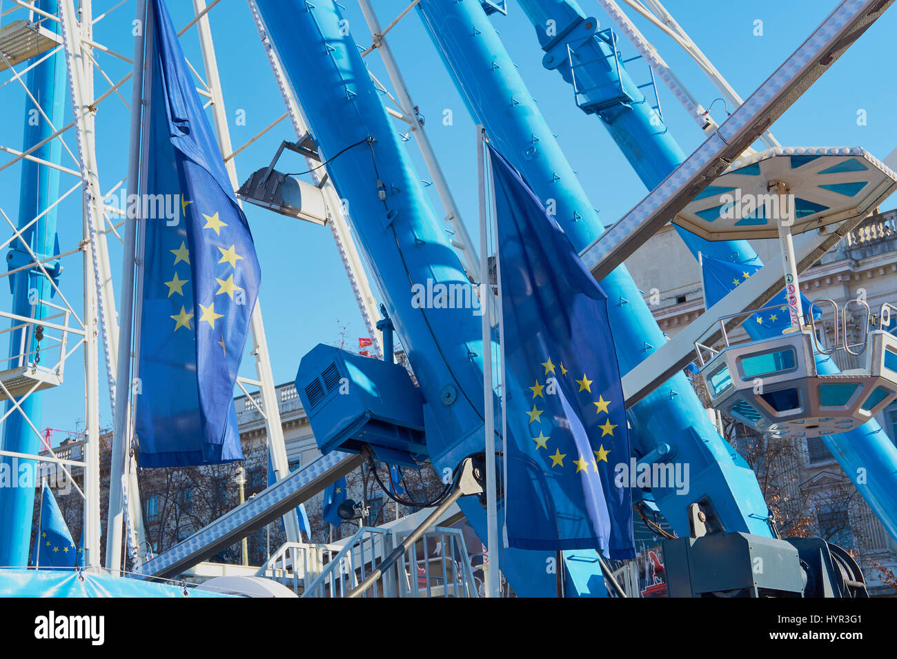 Grande roue et drapeau européen dans la Place Bellecour, Lyon, Auvergne-Rhone-Alpes, France, Europe. Banque D'Images