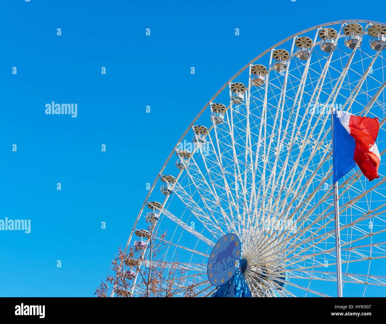 Grande roue et drapeau français à la Place Bellecour, Lyon, Auvergne-Rhone-Alpes, France, Europe. Banque D'Images