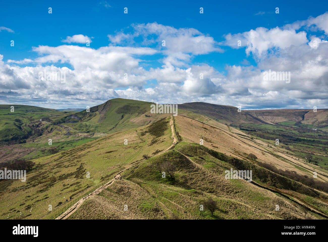 Belle vue le long de la crête pour Mam Tor Tor de l'arrière dans le Peak District, Derbyshire, Angleterre. Banque D'Images