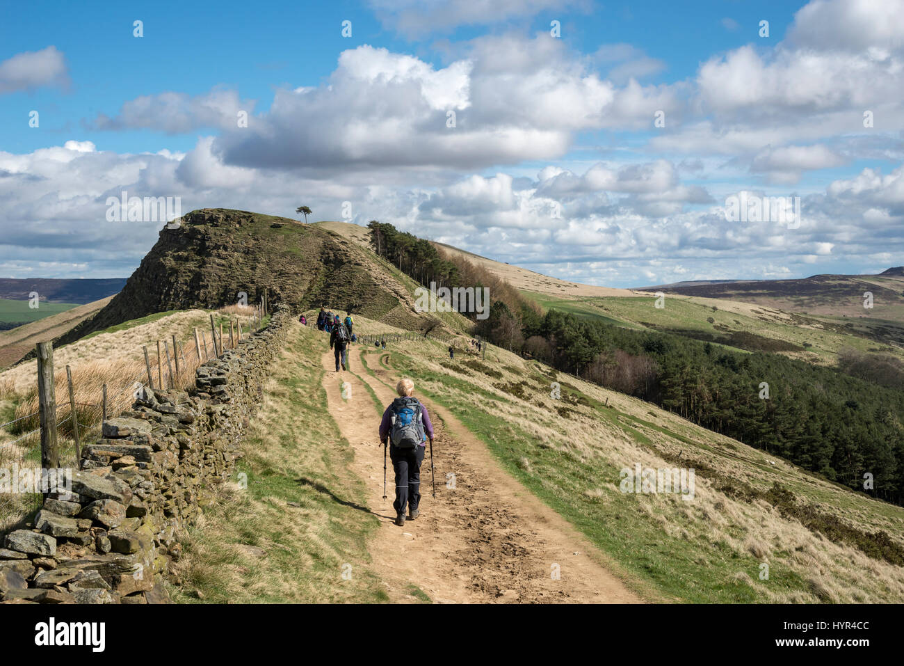Les promeneurs sur la grande arête à Mam Tor pour perdre Hill sur une journée de printemps ensoleillée dans le Peak District National Park, Angleterre. Banque D'Images