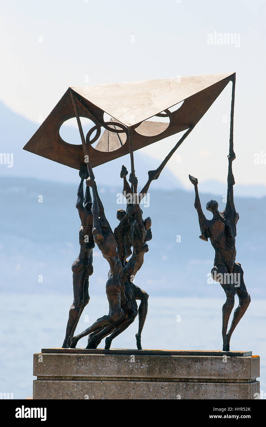 Lausanne, Suisse - le 26 août 2016 : Sculpture de gens portant le drapeau olympique sur le Lac Léman embankment, Ouchy, Lausanne, Suisse Banque D'Images Lausanne, Suisse - le 26 août 2016 : Sculpture de gens portant le drapeau olympique sur le Lac Léman embankment, Ouchy, Lausanne, Suisse Banque D'Images