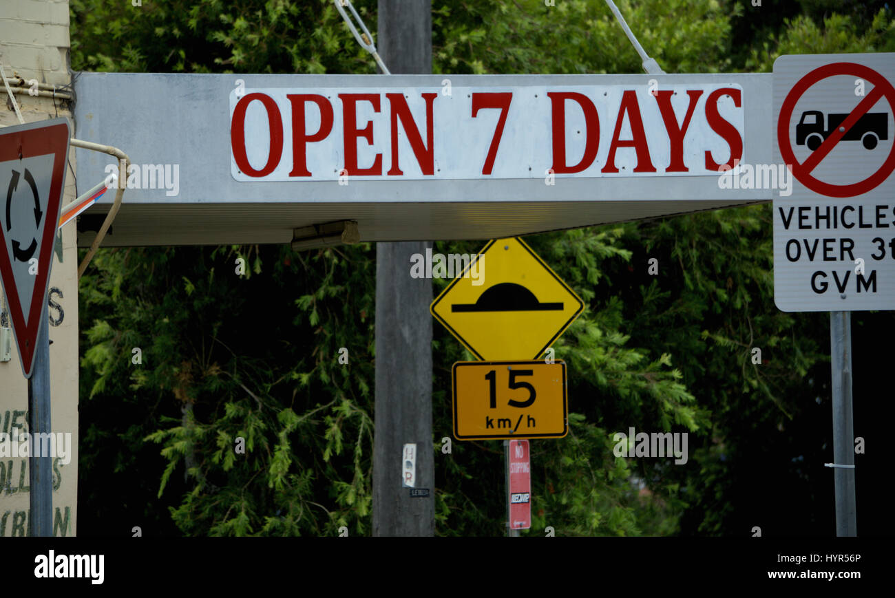 Ouvert 7 jours signe sur un magasin ou d'affaires à Sydney, Australie. Banque D'Images