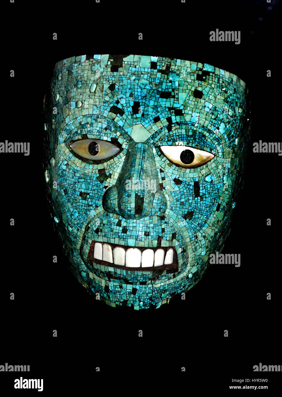 Masque de Xiuhtecuhtli mosaïque turquoise avec cabochons. Les yeux de nacre, les dents sont de coquille de conque Le Mixtec-Aztec 1400-1521 au Mexique. ( Les Mayas - la civilisation Maya est une civilisation méso-américaine dans le Yucatán au Mexique et au Belize en Amérique centrale ( 2600 BC - 1500 ) Américain Précolombien ) Banque D'Images