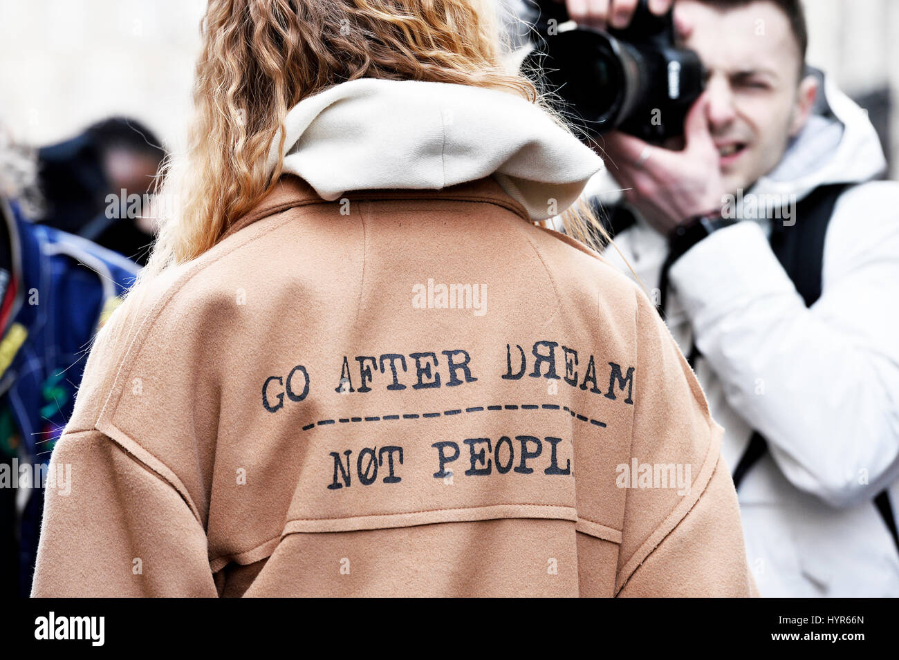 L'extérieur Streetstyle Balmain, prêt à porter Femmes Automne-hiver 2017 - Paris Fashion Week Banque D'Images