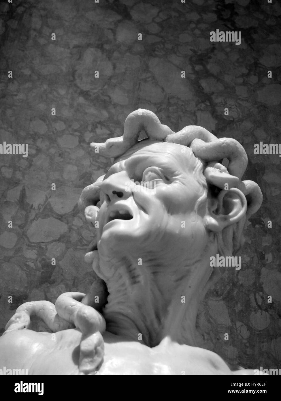 Statue de la Gorgone Méduse - contre un fond texturé Banque D'Images