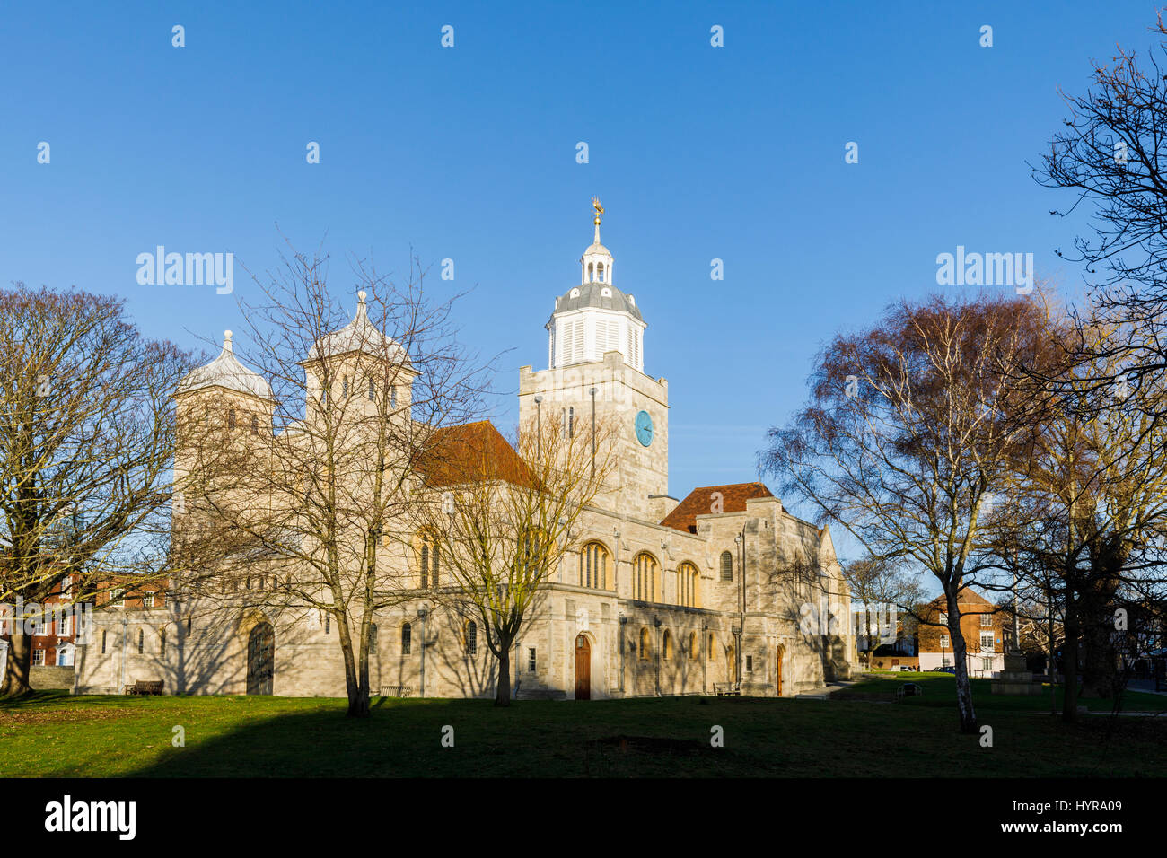 La Cathédrale de Portsmouth, ville de Portsmouth, Hampshire, Angleterre du sud sur une journée ensoleillée au soleil de l'après-midi avec de longues ombres et ciel bleu clair en hiver Banque D'Images