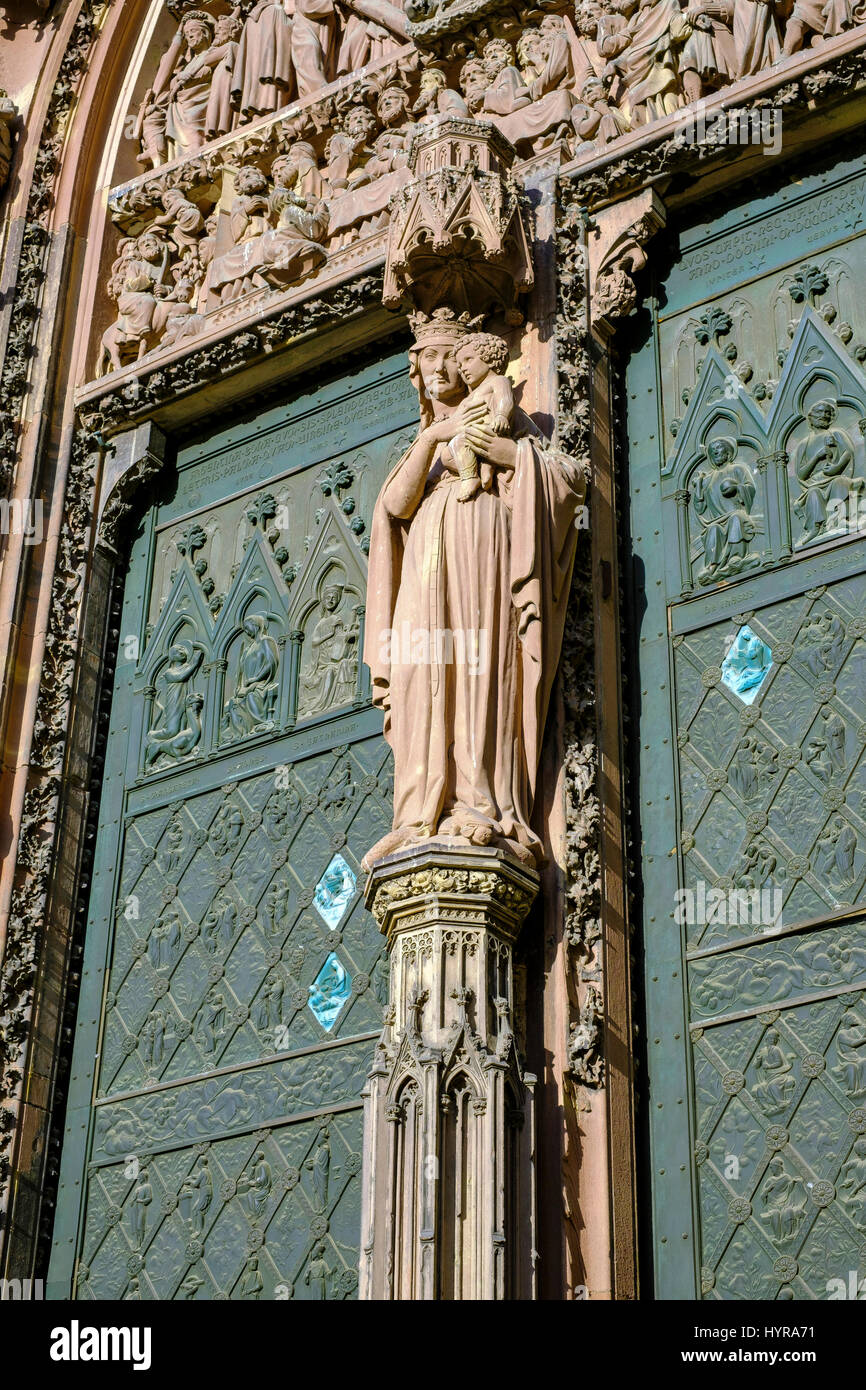 Strasbourg, Notre-Dame cathédrale gothique du 14e siècle, portail principal, Vierge Marie avec l'enfant statue, Alsace, France, Europe, Banque D'Images