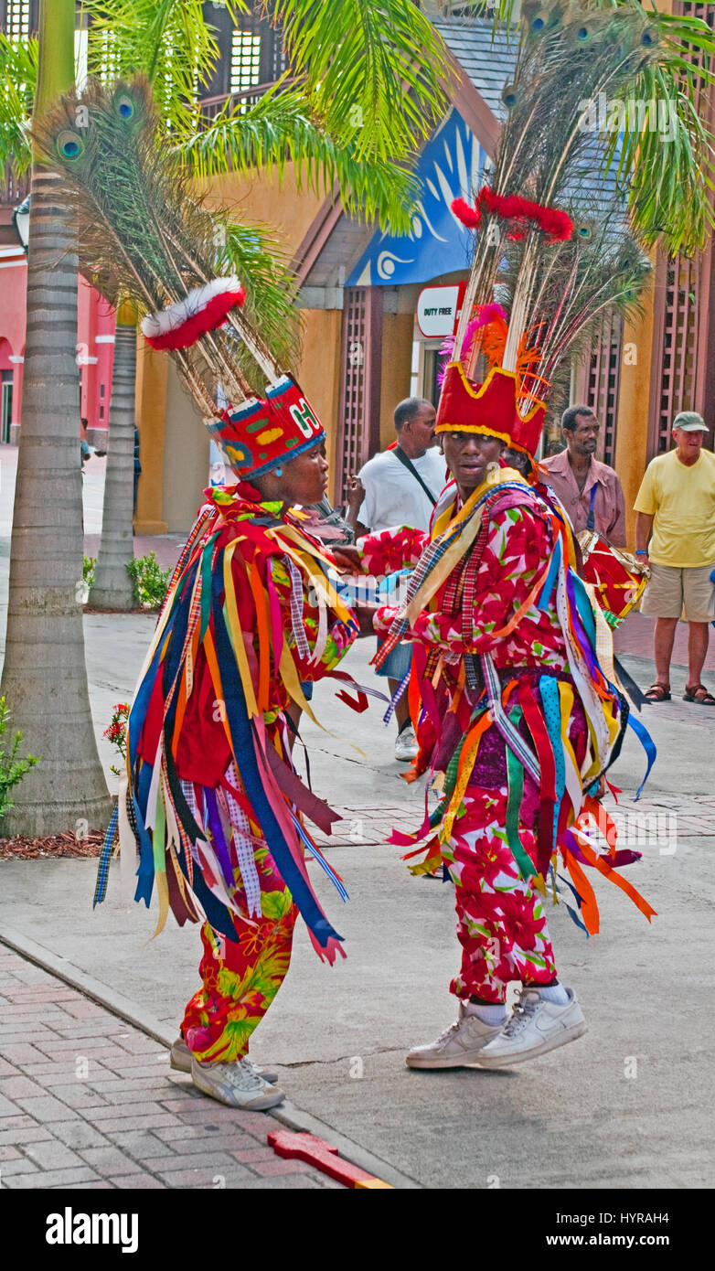 Basseterre, St Kitts, Caraïbes, Antilles, les Indiens Danser en costume national, Banque D'Images