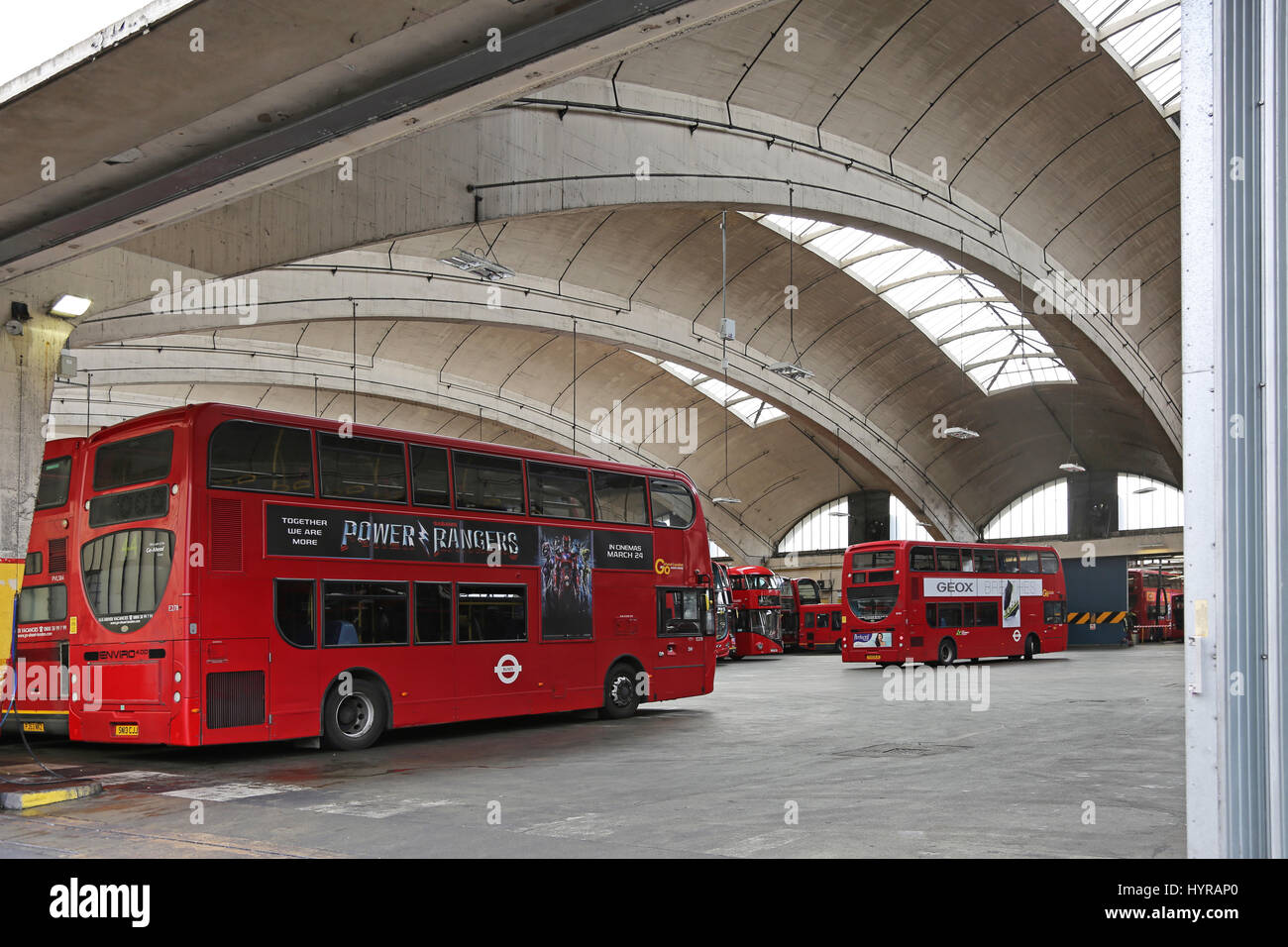 Stockwell Bus Garage, dans le sud de Londres, au Royaume-Uni. Le célèbre toit de béton s'étend sur 59m et a été le plus grand d'Europe lors de sa construction en 1952. Classé grade II maintenant. Banque D'Images