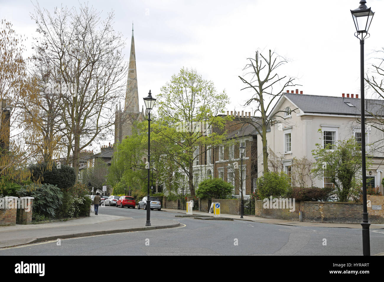 Maisons et église sur Stockwell Park Road, une rue élégante célèbre dans le centre-ville de plus en plus populaire de Stockwell, dans le sud de Londres, UK Banque D'Images