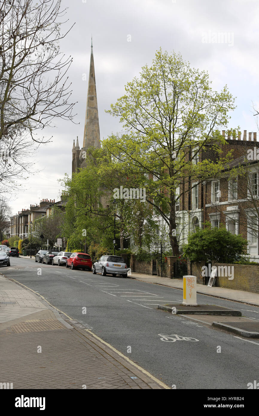 Maisons et église sur Stockwell Park Road, une rue élégante célèbre dans le centre-ville de plus en plus populaire de Stockwell, dans le sud de Londres, UK Banque D'Images