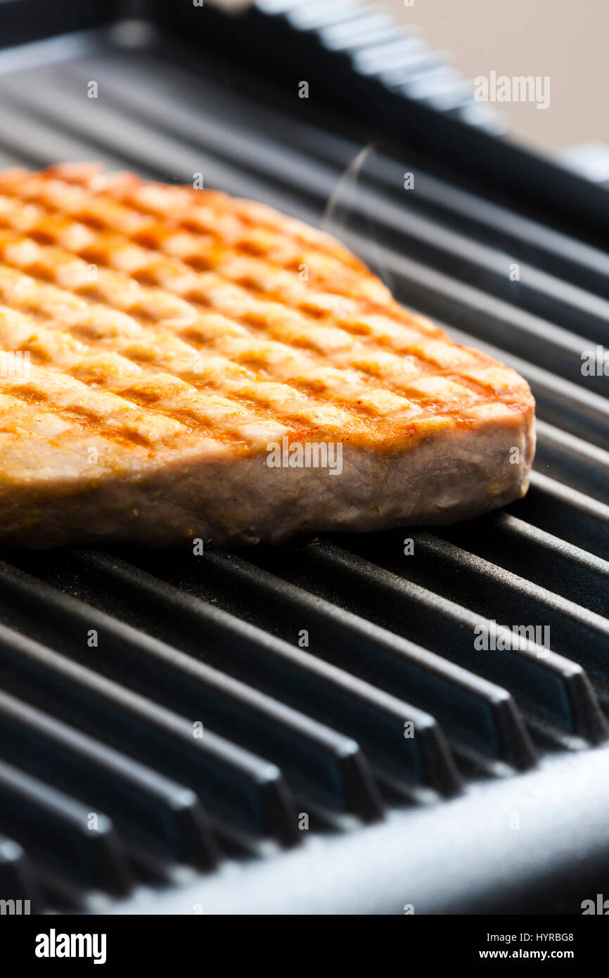 Le steak de thon grill électrique Photo Stock - Alamy