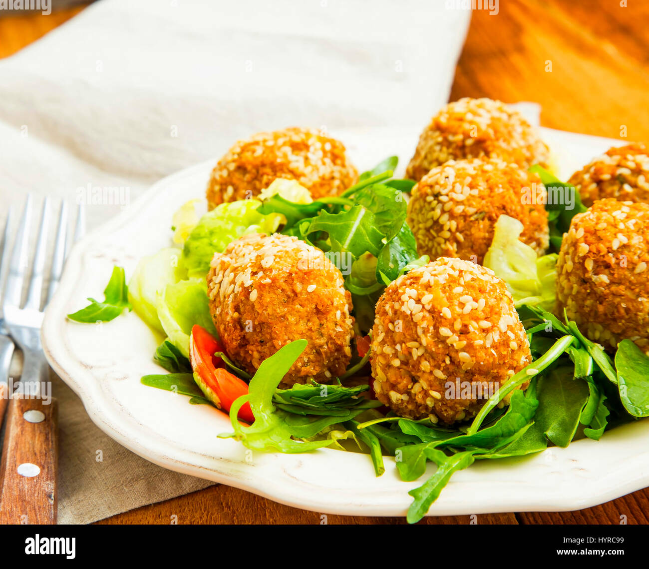 Falafel.les boules avec des pois chiches et de sésame salade verte sur la plaque Banque D'Images