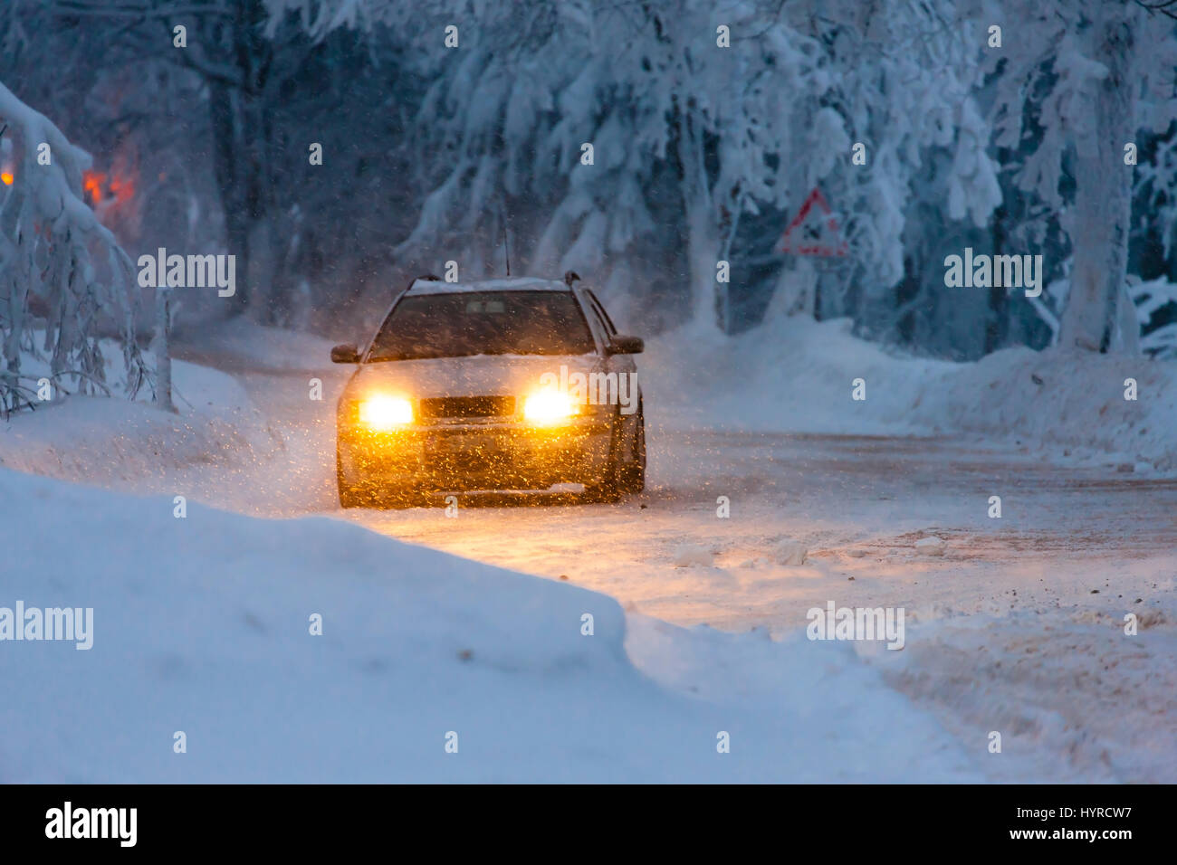 Voiture en hiver, hory Orlicke, République Tchèque Banque D'Images
