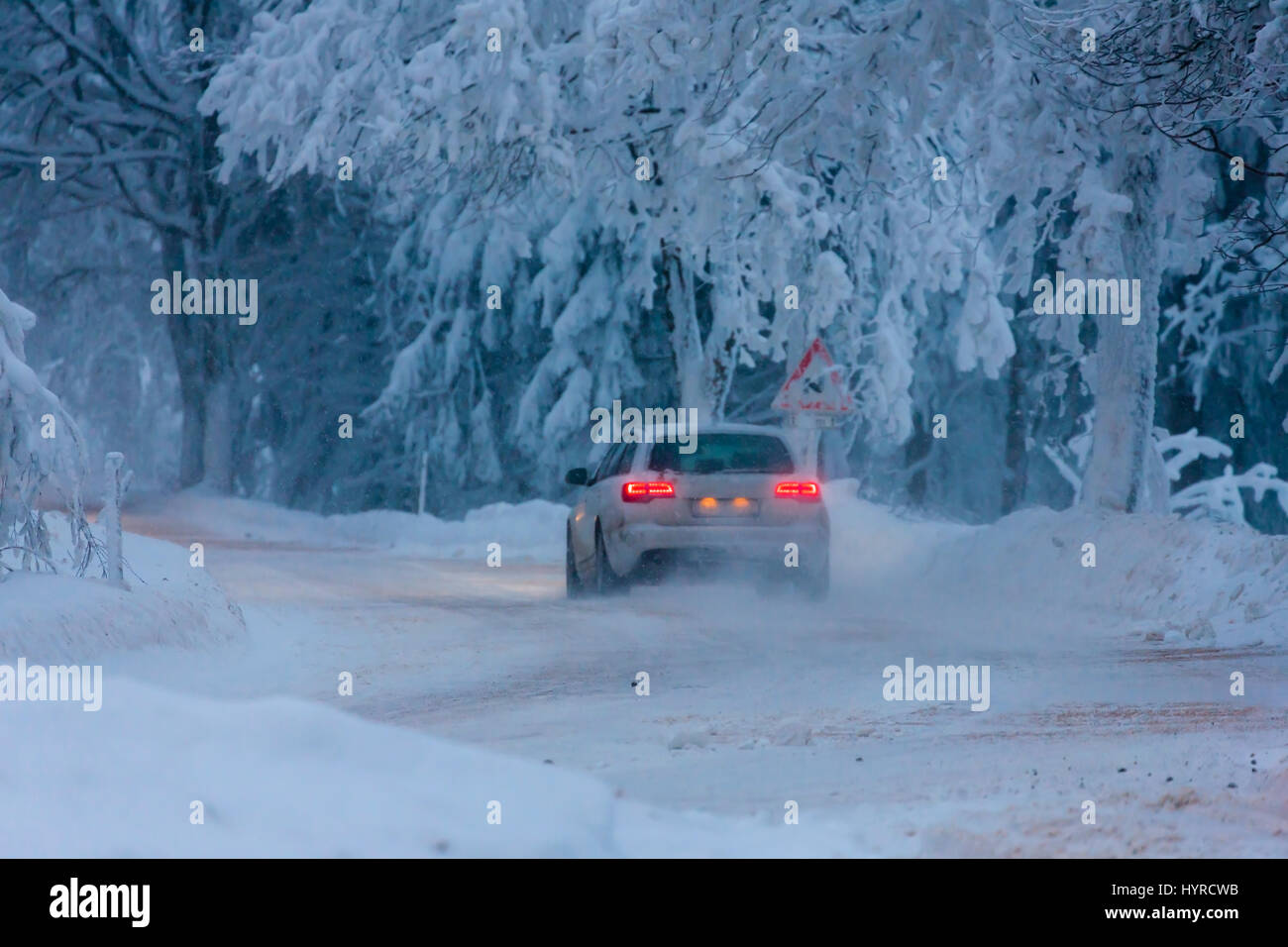 Voiture en hiver, hory Orlicke, République Tchèque Banque D'Images