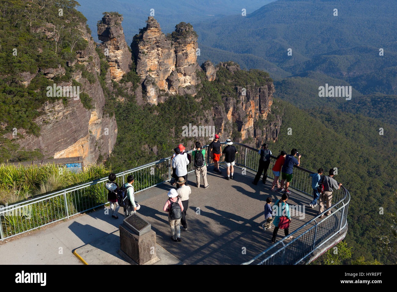 Les touristes prennent des photos de trois Sœurs des roches d'affût à Katoomba, Blue Mountains, New South Wales, Australie Banque D'Images