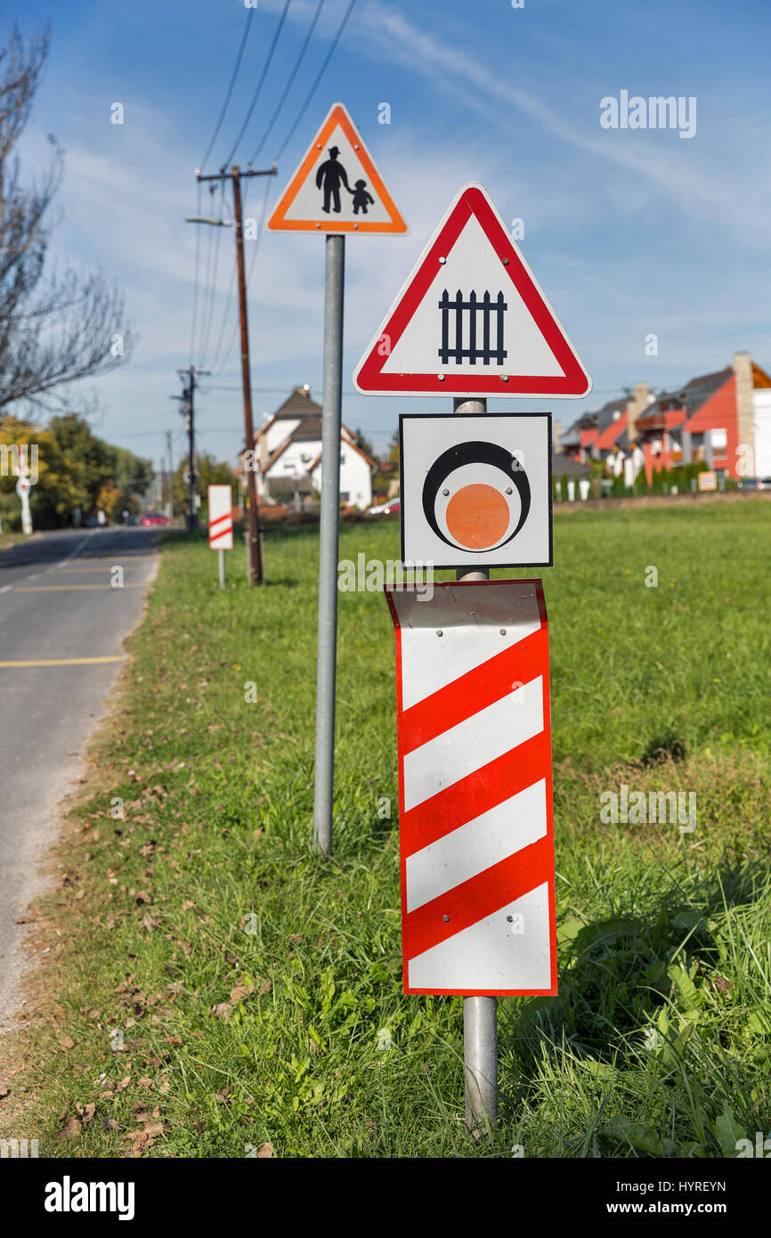 La signalisation routière d'avertissement avant le passage libre, campagne Banque D'Images