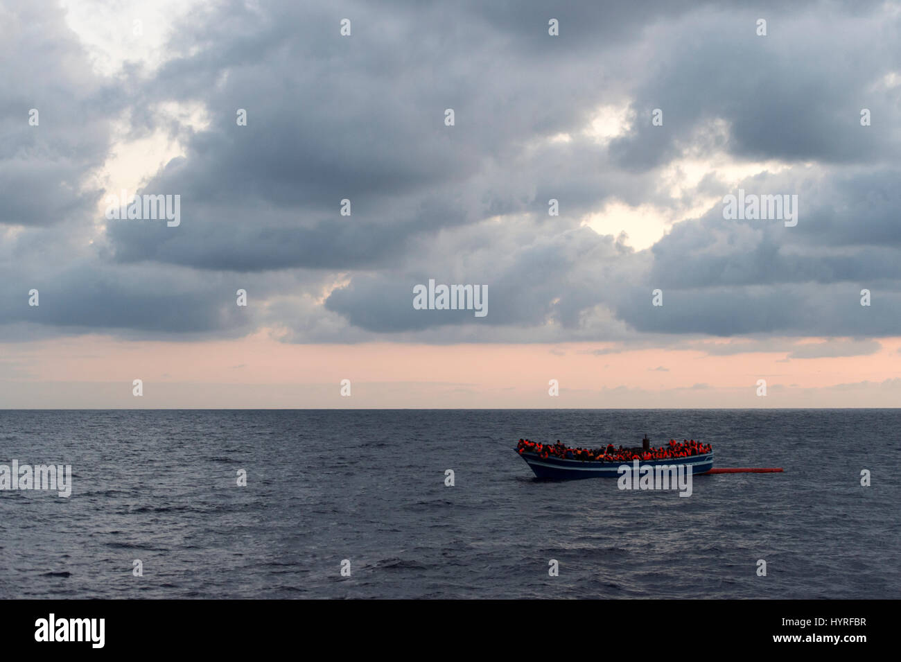 A 17 mètre de long bateau en bois, trouvé dans la matinée autour de 15 milles marins de la côte libyenne. 399 personnes, qui sont à bord essaient de cros Banque D'Images