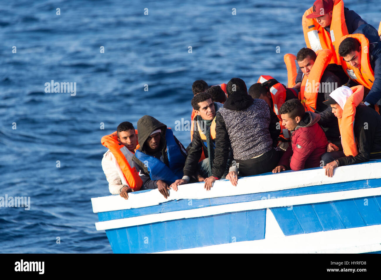 A 17 mètre de long bateau en bois, trouvé dans la matinée autour de 15 milles marins de la côte libyenne. 399 personnes, qui sont à bord essaient de cros Banque D'Images
