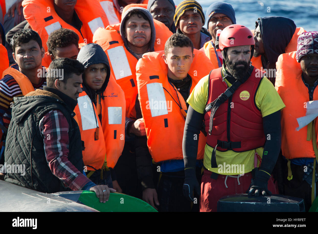 Un rubberboat non navigabilité avec environ 150 personnes à bord au large de la Libye en tentant de traverser la mer Méditerranée à l'Europe. En raison de l'état, whi Banque D'Images