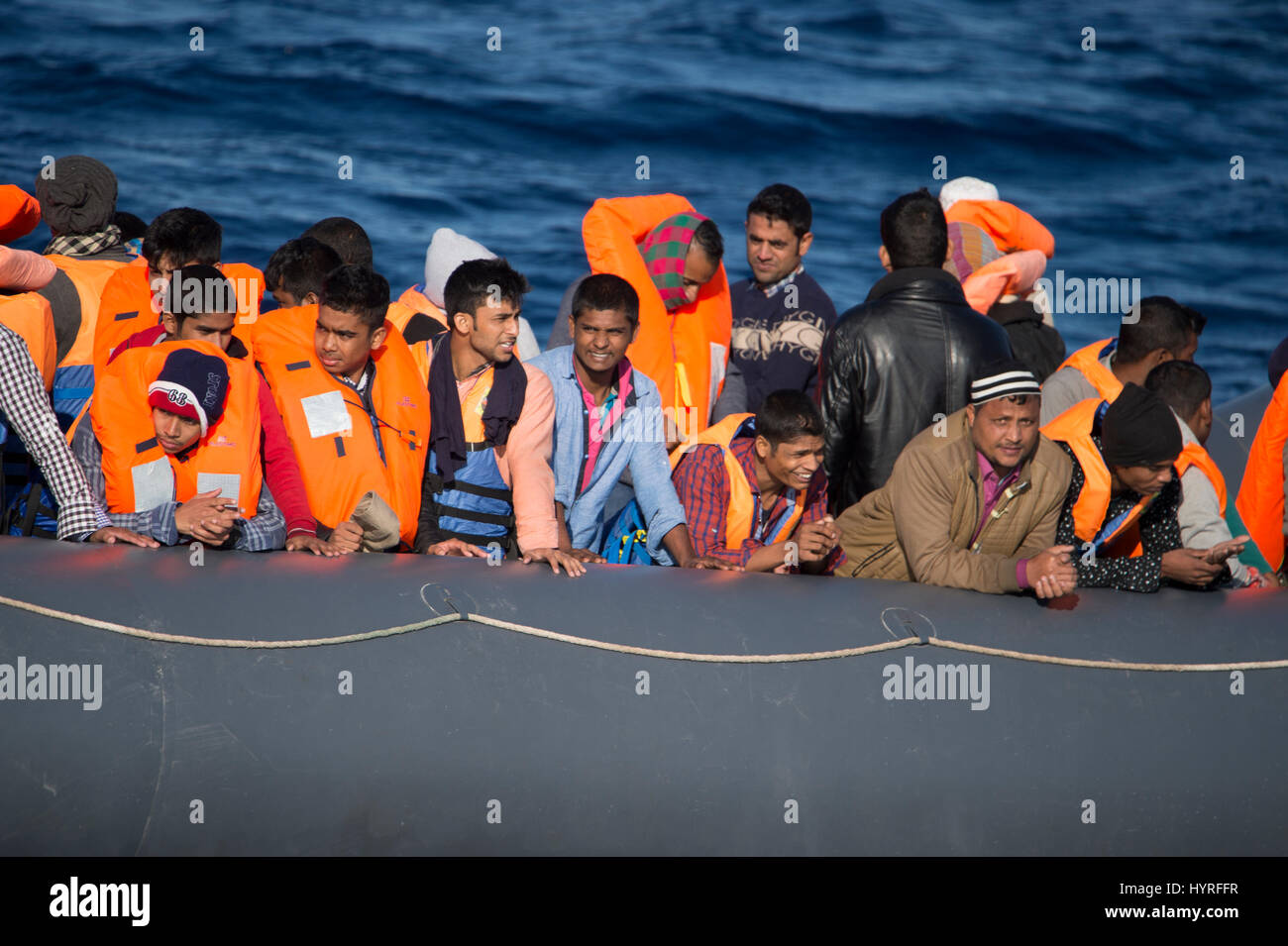 Un rubberboat non navigabilité avec environ 150 personnes à bord au large de la Libye en tentant de traverser la mer Méditerranée à l'Europe. En raison de l'état, whi Banque D'Images