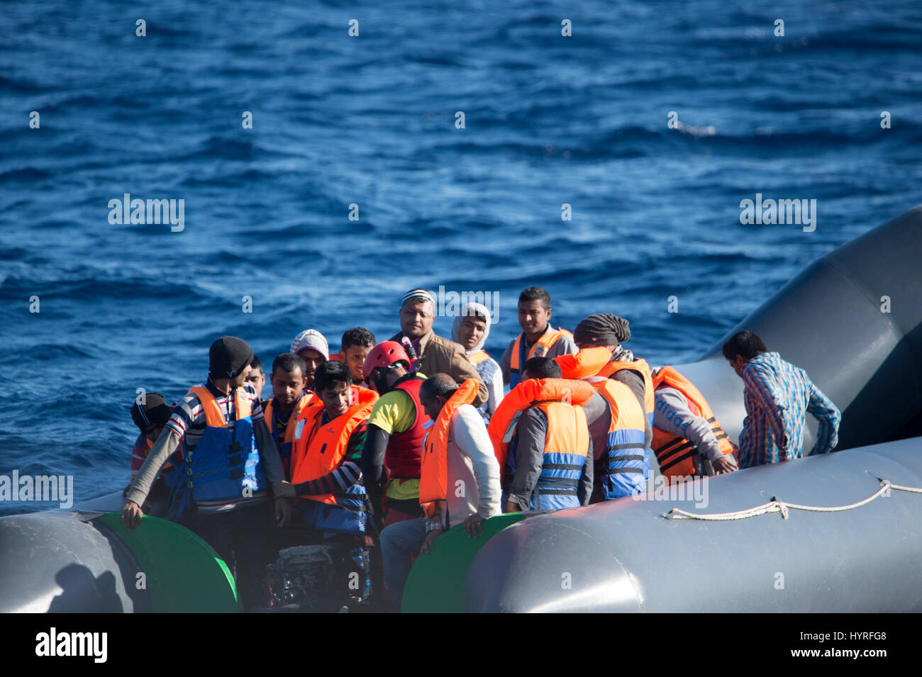 Un rubberboat non navigabilité avec environ 150 personnes à bord au large de la Libye en tentant de traverser la mer Méditerranée à l'Europe. En raison de l'état, whi Banque D'Images