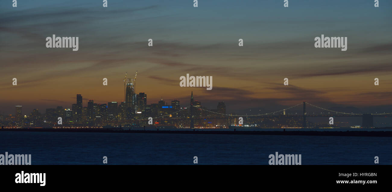 Skyline de San Francisco et le Bay Bridge at Dusk, Alameda CA Banque D'Images