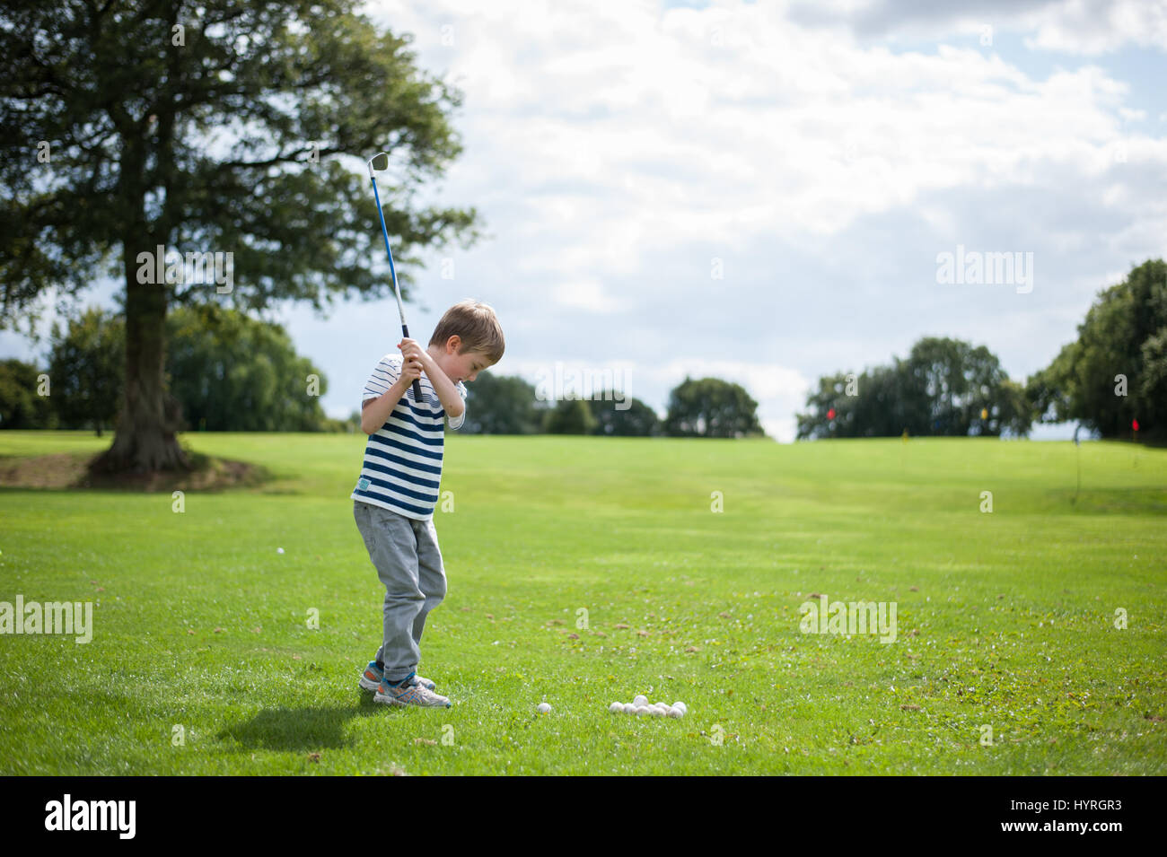 7 ans la pratique de golf swing au Golf Club Banque D'Images