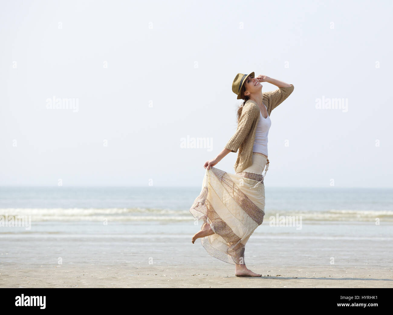 Portrait d'une femme d'âge moyen profiter d'une journée à la plage Banque D'Images