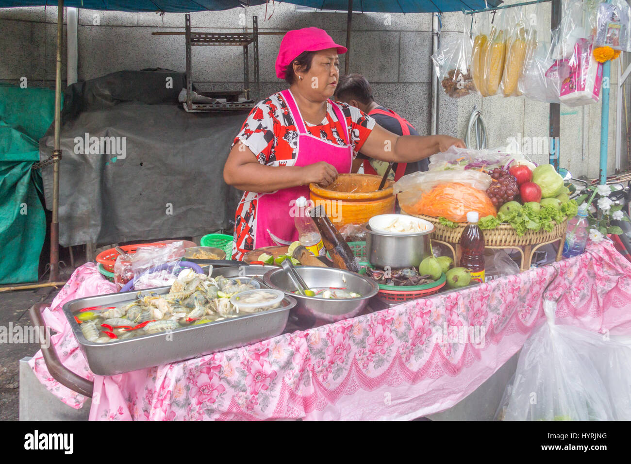 Street food vendor préparer som tam dans Chinatown, Bangkok, Thaïlande Banque D'Images