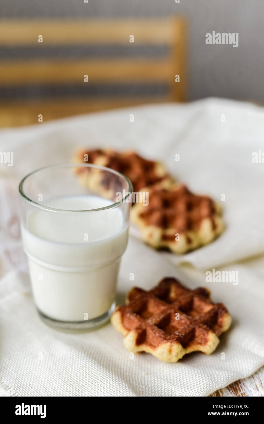 Gaufres belges faites maison liège avec verre de lait sur la table Banque D'Images