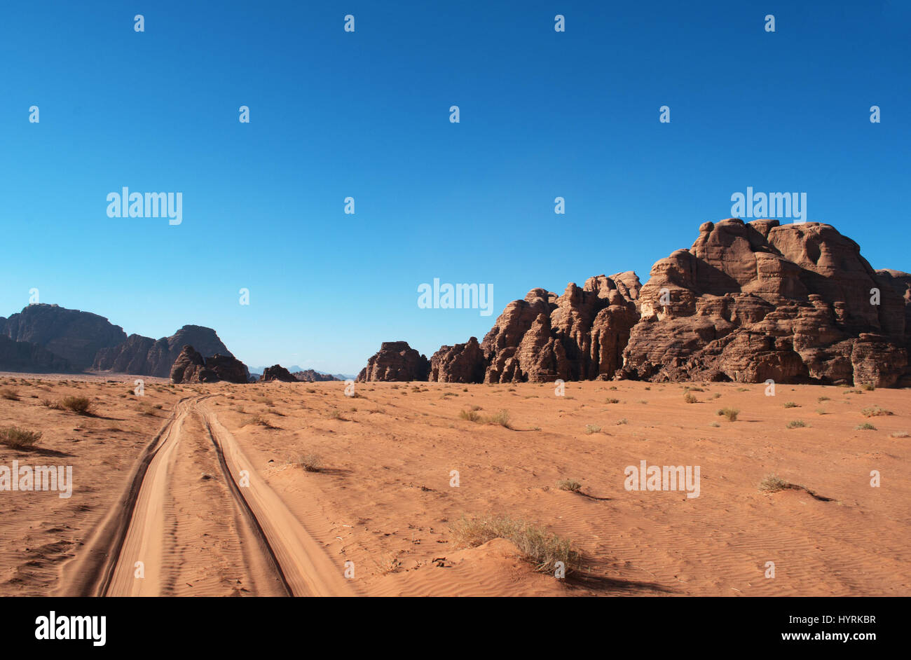 Jordanie : les voies de 4x4 dans le désert du Wadi Rum, connu sous le nom de vallée de la lune, un célèbre dans le monde entier valley coupés dans la roche de granit et grès Banque D'Images