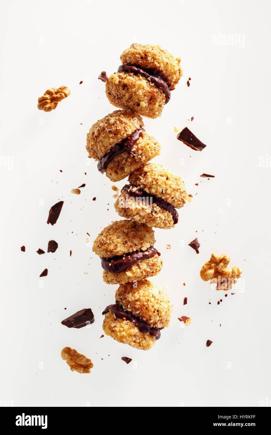 Cookies Noix de chocolat. Sandwich cookies noix collée avec du chocolat noir riche crème caramel. Banque D'Images