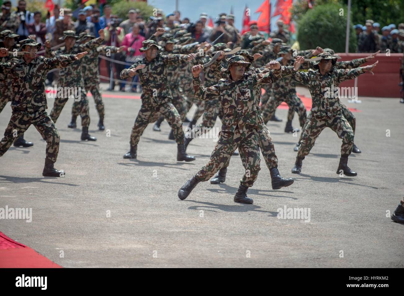 Les rangers de l'armée népalaise connu comme kukiri Ghurkas effectuer une démonstration du couteau au cours de la cérémonie d'ouverture de l'exercice Shanti Prayas III au centre de formation aux opérations de paix, Birendra 20 Mars, 2017 dans Panchkhal, au Népal. Banque D'Images