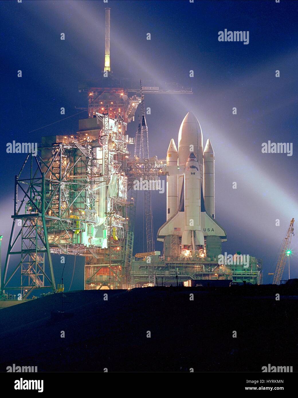 La NASA La navette spatiale Columbia se situe sur le Kennedy Space Center Lancement 39A le soir en prévision de sa mission STS-1 vol orbital, le 5 mars 1981 à Merritt Island, en Floride. Banque D'Images