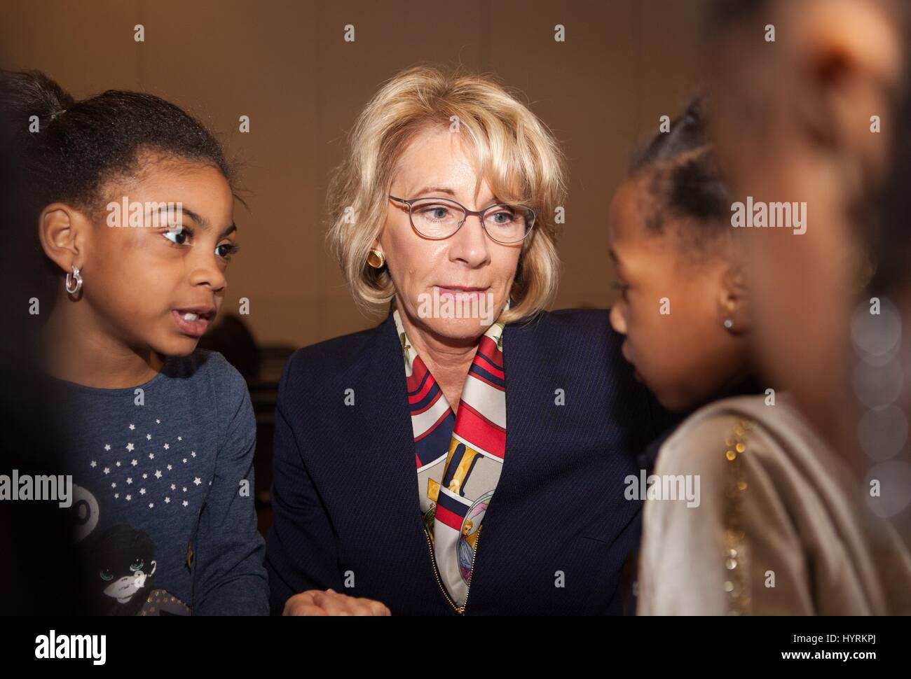 Secrétaire à l'éducation des États-Unis Betsy DeVos parle aux enfants de l'école au cours de l'Initiative de la Maison Blanche pour l'excellence en éducation pour les Afro-Américains Lecture Partie au Département de l'éducation des États-Unis Lyndon B. Johnson Building 2 mars 2017 à Washington, DC. Banque D'Images
