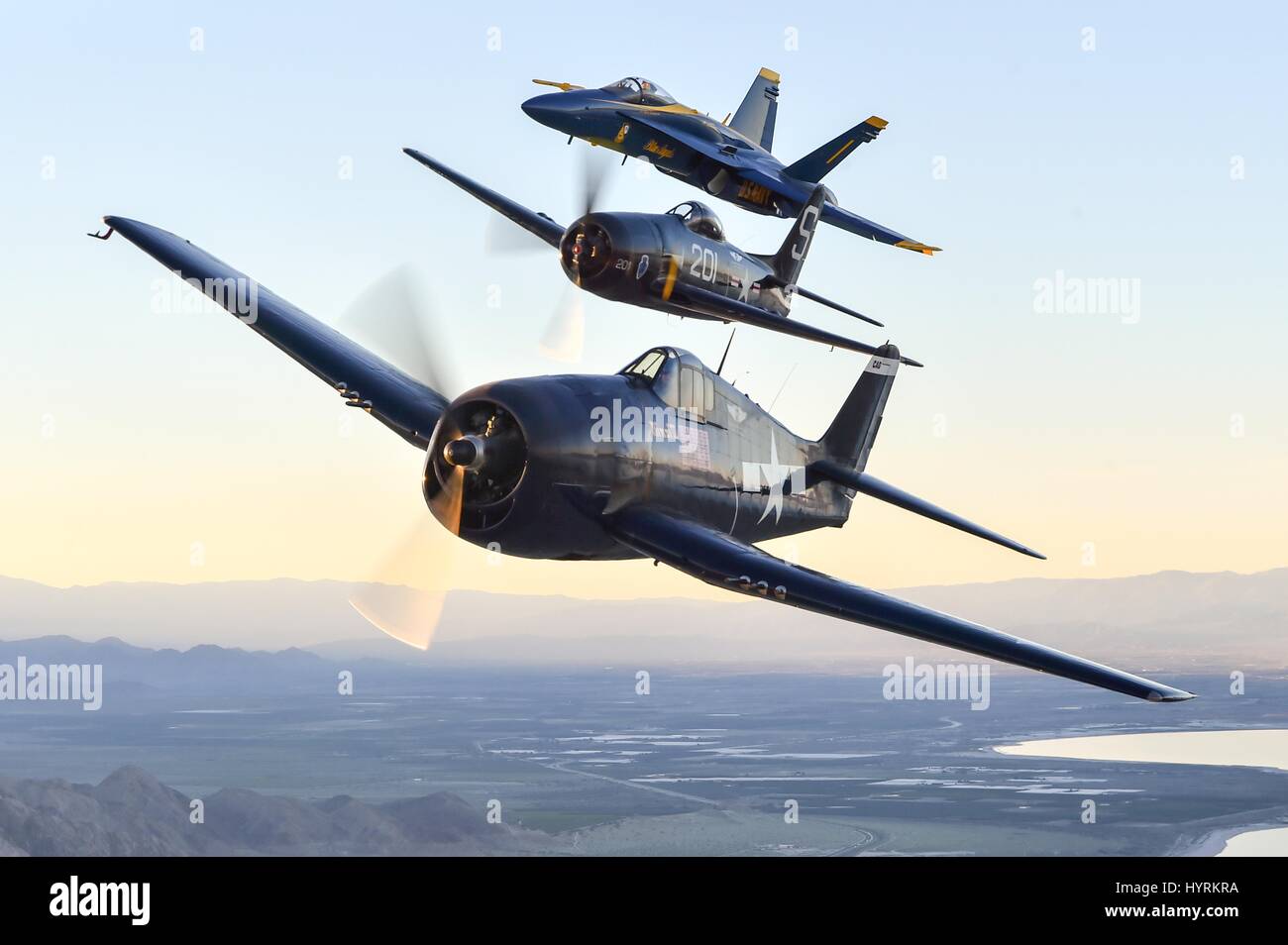 Un U.S. Navy Blue Angels F/A-18 Hornet (milieu) vole à côté d'une NSU F6F Hellcat de la Seconde Guerre mondiale avion de chasse (avant) et un F8F Bearcat Seconde Guerre mondiale avion de chasse (retour) au cours d'un vol au dessus de la mer de Salton, 9 mars 2017 près de La Mecque, en Californie. La Hellcat et Bearcat modèles d'aéronefs ont été utilisés par les Blue Angels peu après la création d'équipes en 1946. Banque D'Images