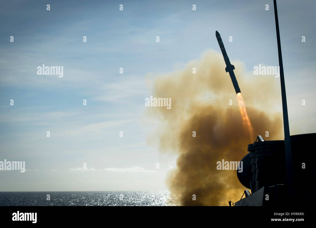La marine américaine de la classe Arleigh Burke destroyer lance-missiles USS Stethem tire une fusée de lancement vertical pendant l'exercice de lutte anti-sous-MultiSail 10 mars 2017 dans la mer des Philippines. Banque D'Images