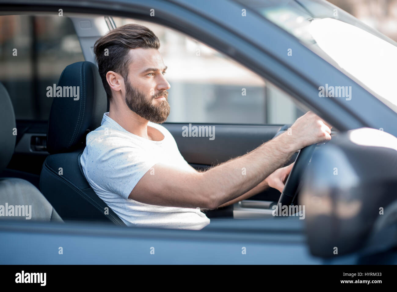 Man driving a car Banque D'Images