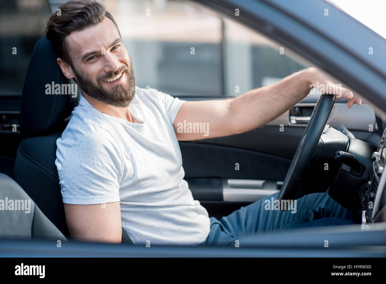 Man driving a car Banque D'Images
