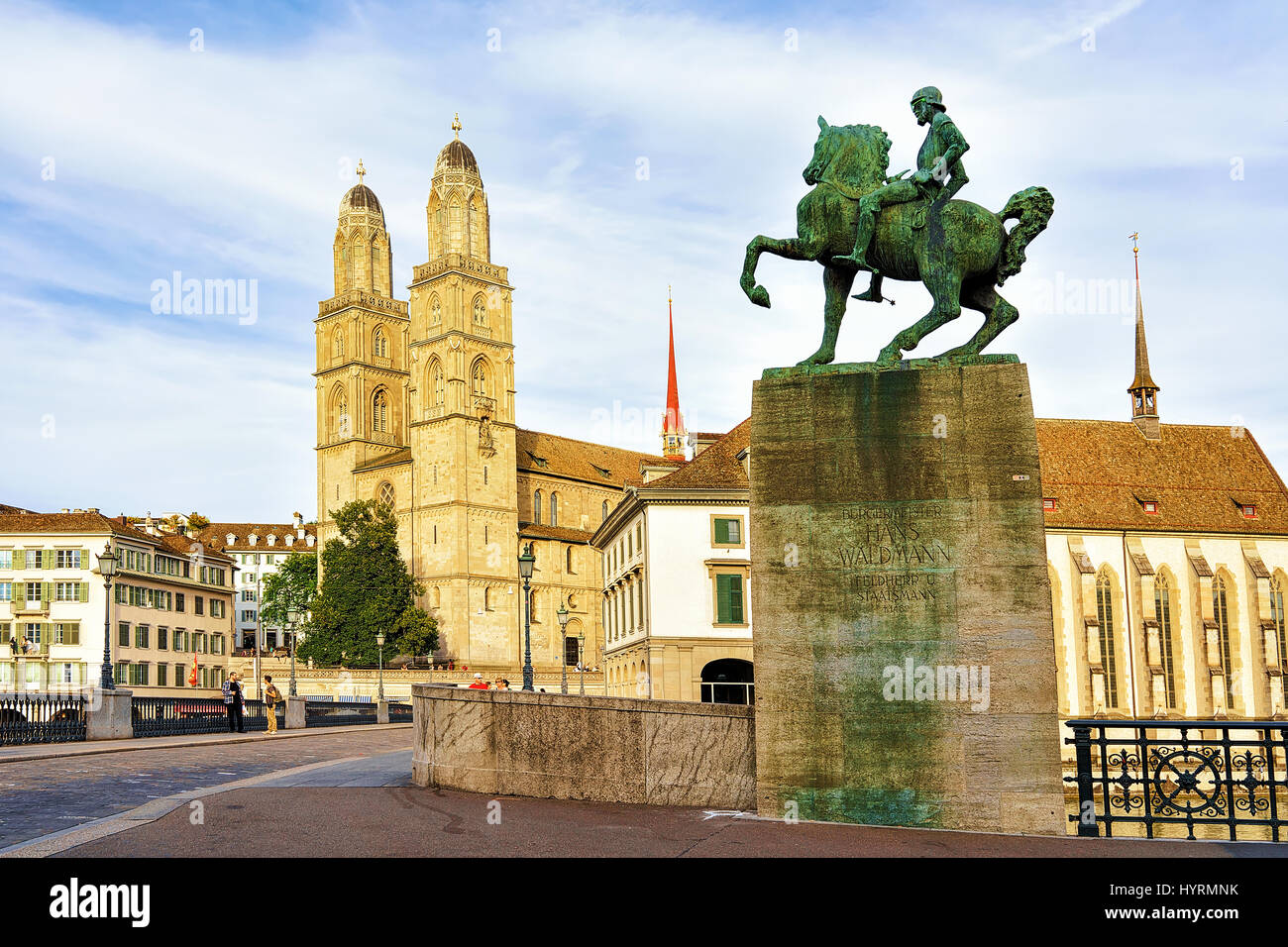 Zurich, Suisse - le 2 septembre 2016 : Hans Waldmann monument à Munsterbrucke pont et Église Grossmunster à Zurich, Suisse. Les gens sur le Banque D'Images