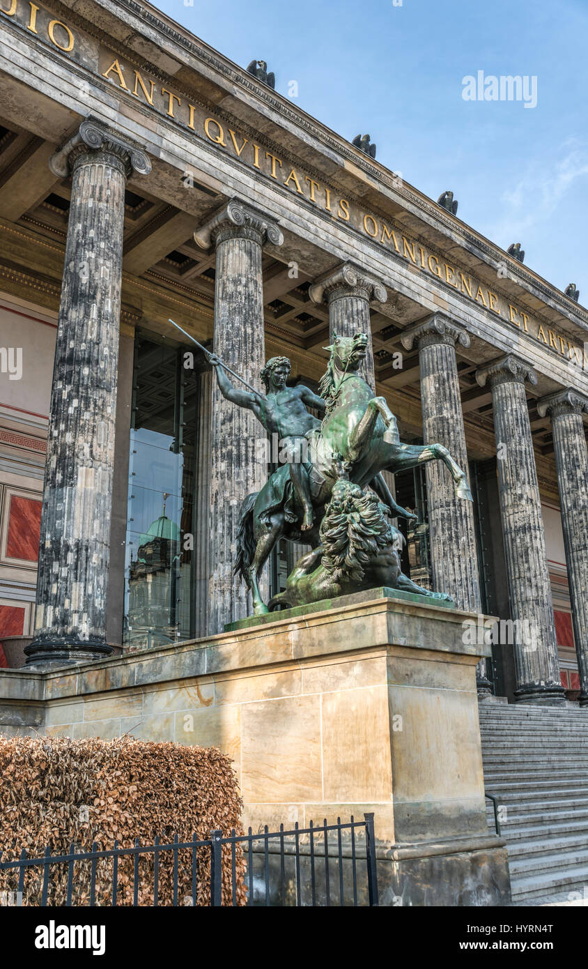 Statue du combattant du lion par Albert Wolff en face du musée Altes à Berlin, Allemagne Banque D'Images