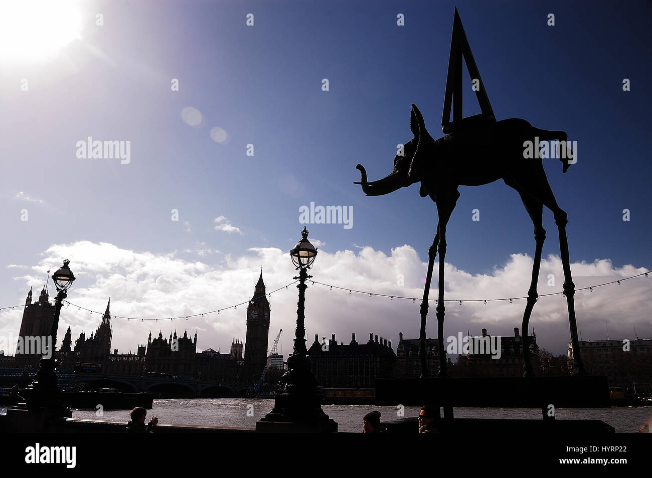 Londres, le Parlement, la maison du parlement, sculpture, silhouette, de l'espace, de la structure, de l'éléphant, tour du tourisme, salvador Dali, uk, Westminster, monde, Banque D'Images