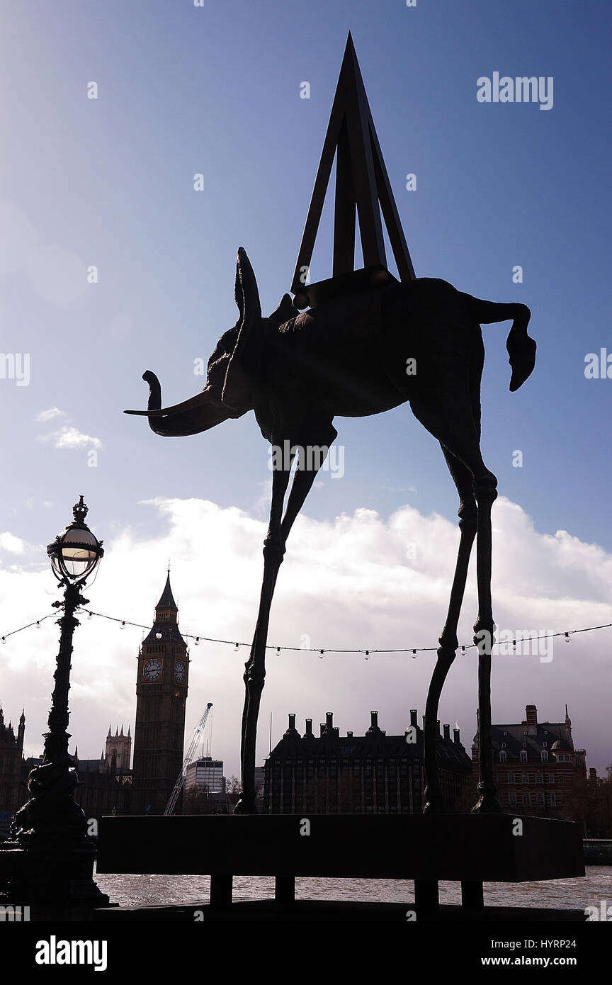 Londres, le Parlement, la maison du parlement, sculpture, silhouette, de l'espace, de la structure, de l'éléphant, tour du tourisme, salvador Dali, uk, Westminster, monde, Banque D'Images