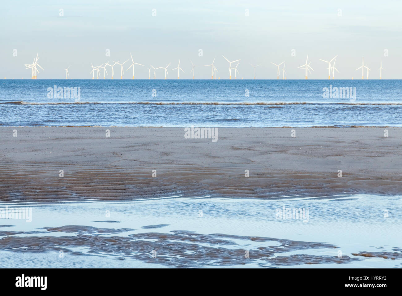 Les éoliennes à l'Lynn et Inner Dowsing parc éolien offshore en mer du Nord, vu de Skegness, Lincolnshire, Angleterre, RU Banque D'Images