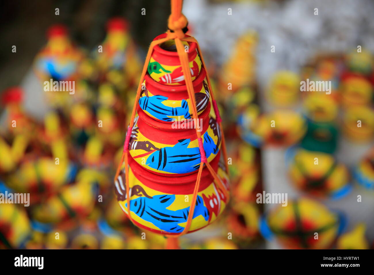 Des pots en argile colorée localement appelé Shokher Hari affichage à l'karushilpo « Lok o Mela' à Sonargaon, Bangladesh, Narayanganj. Banque D'Images