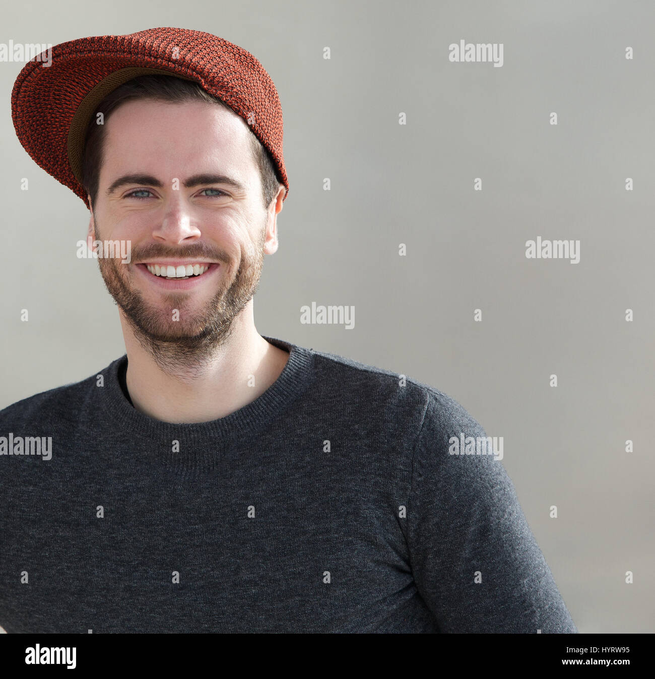 Close up portrait of a young man smiling branché avec chapeau Banque D'Images