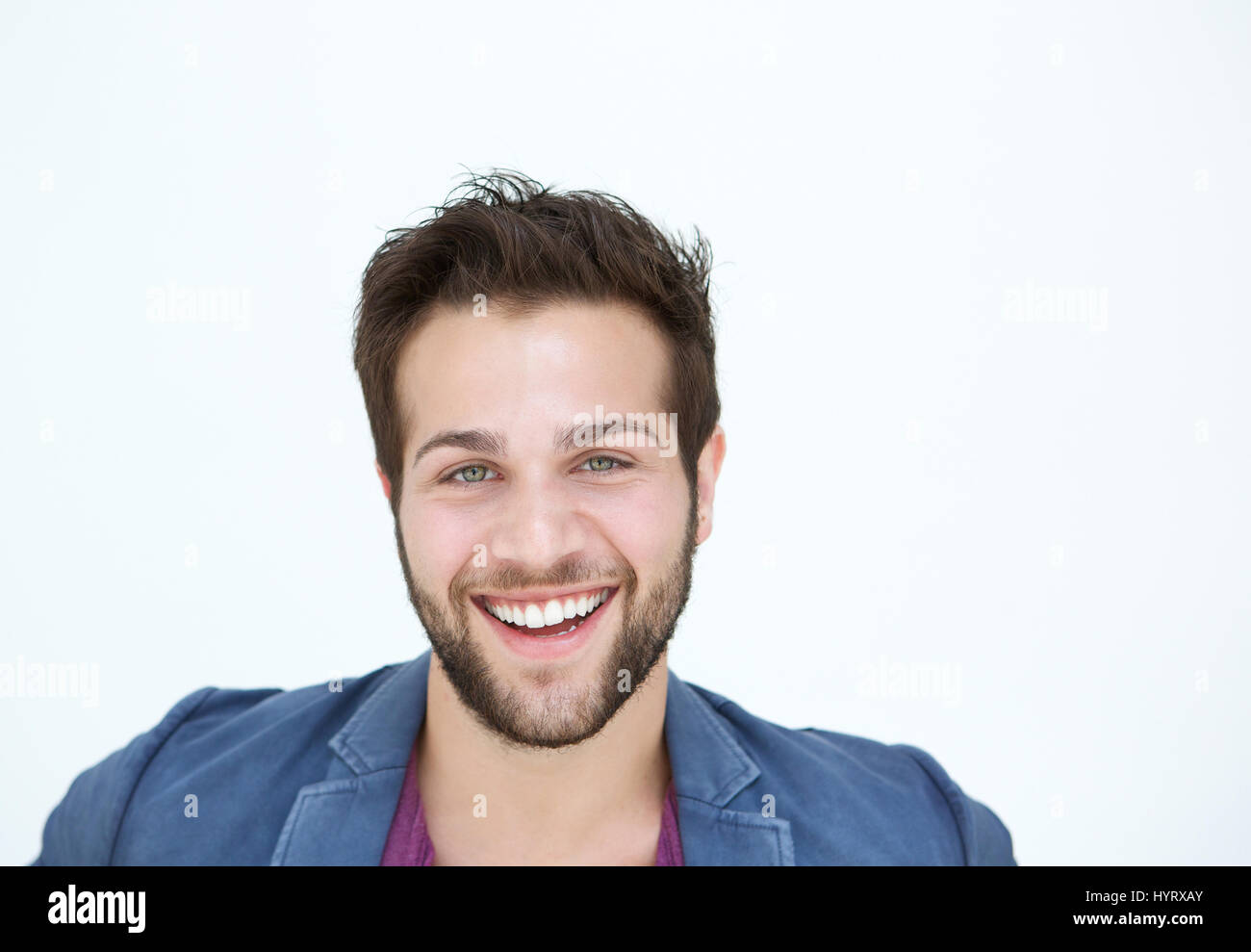 Close up portrait of smiling man with un beard sur fond blanc Banque D'Images