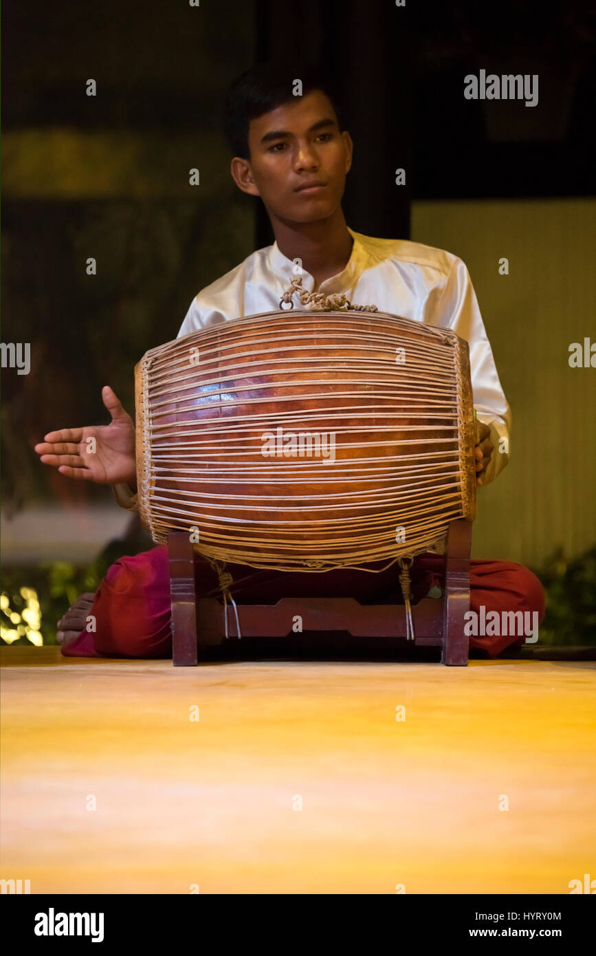 Portrait d'un homme vertical jouant un tambour traditionnel au Cambodge. Banque D'Images