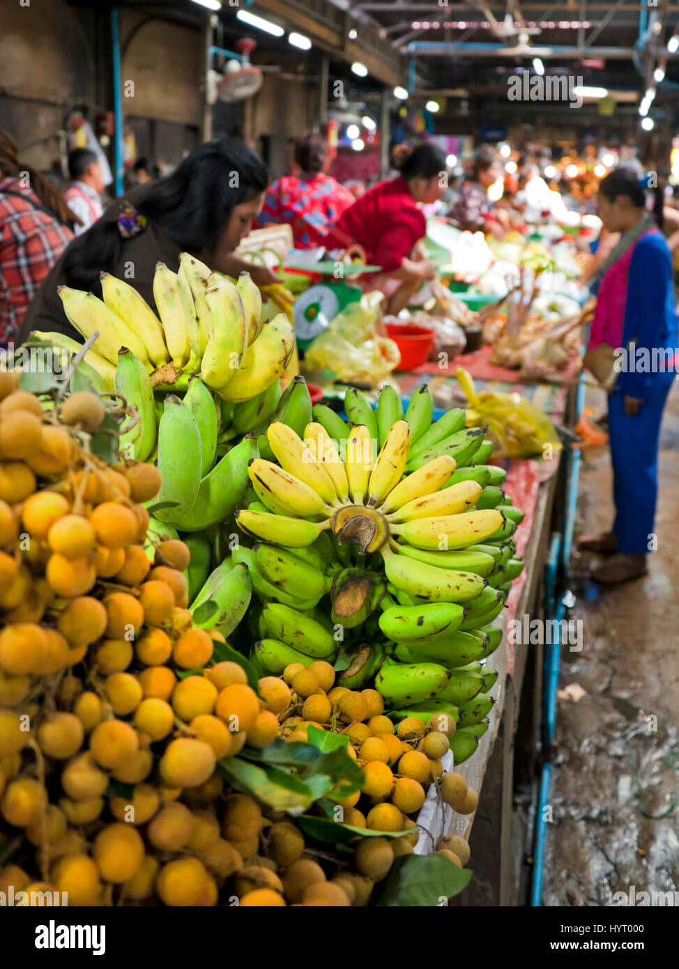 Vue verticale à l'intérieur de l'ancien marché à Siem Reap au Cambodge. Banque D'Images